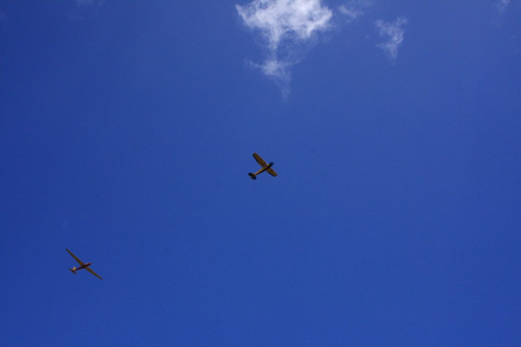 ディリングハム飛行場の上空を牽引する飛行機
