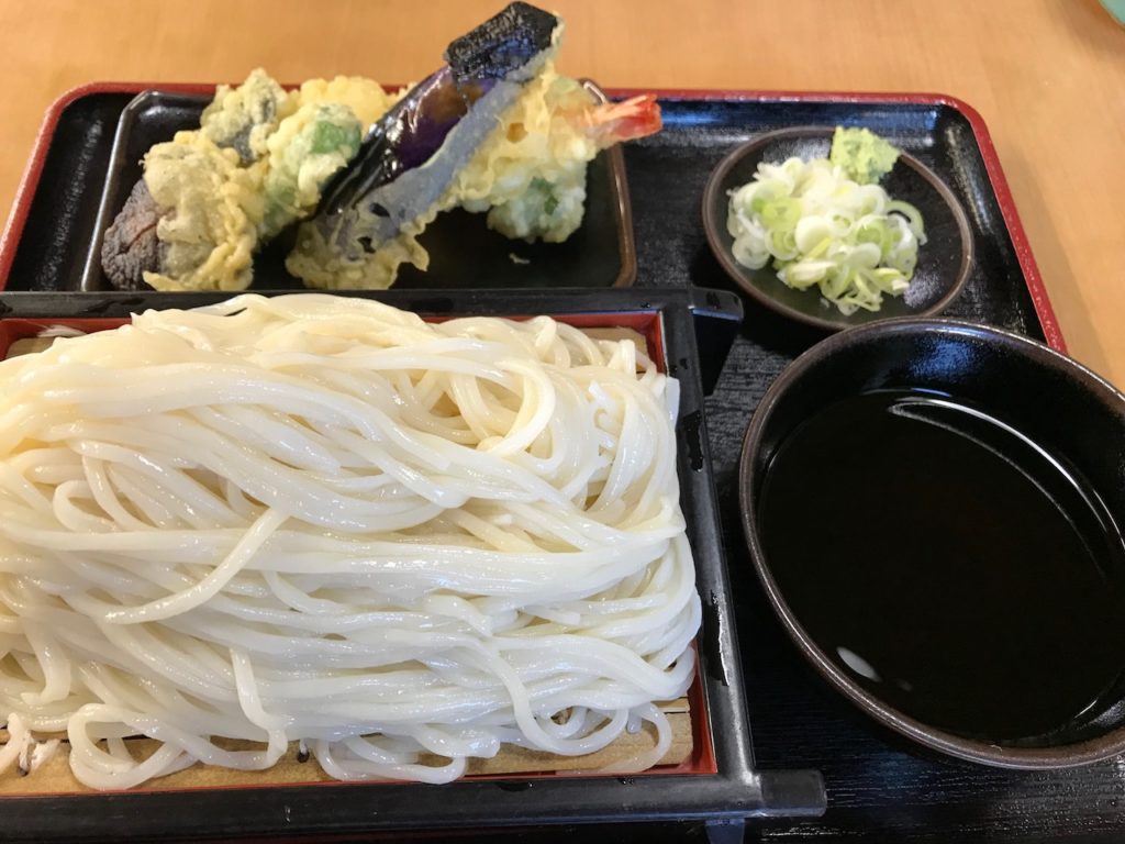 萬屋 まんや 銚子市猿田 の天ぷらうどんはうまくてコスパが最高 けんにい