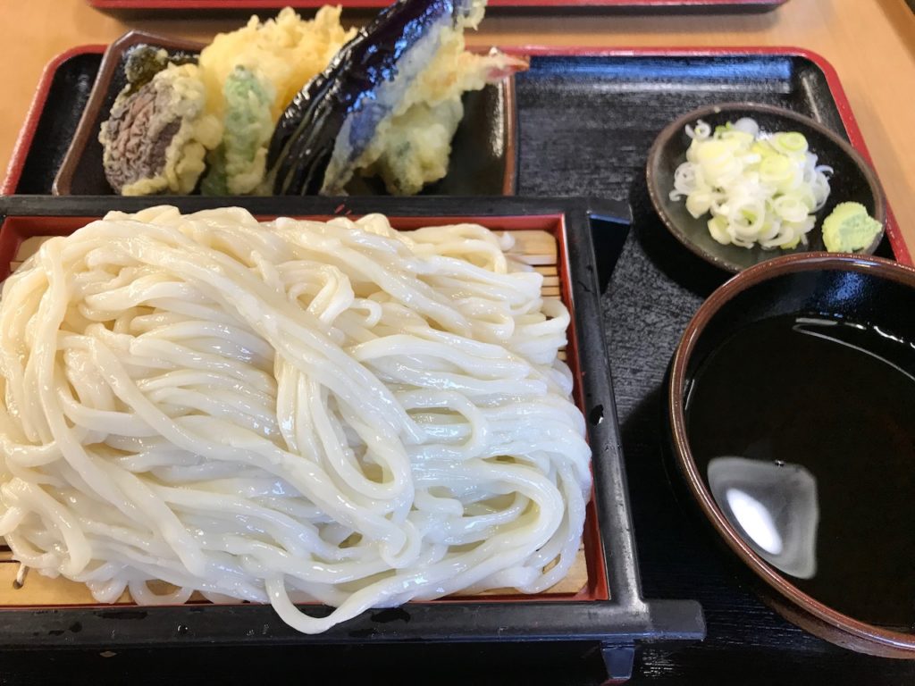萬屋 まんや 銚子市猿田 の天ぷらうどんはうまくてコスパが最高 けんにい