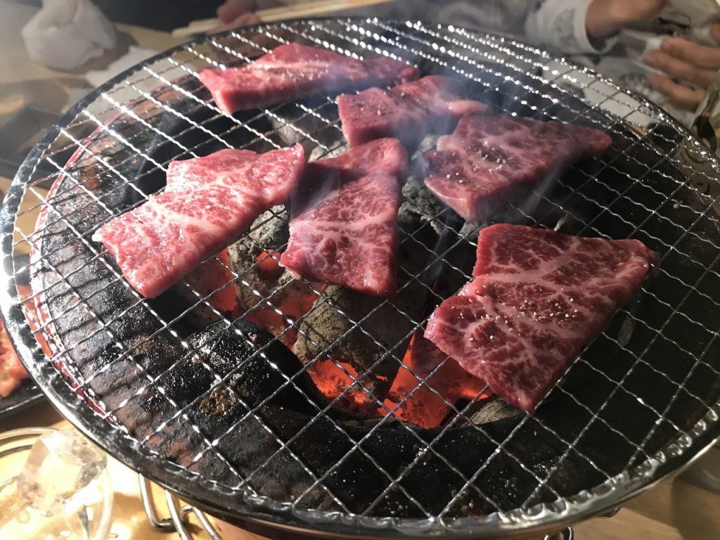 牛サガリを焼く