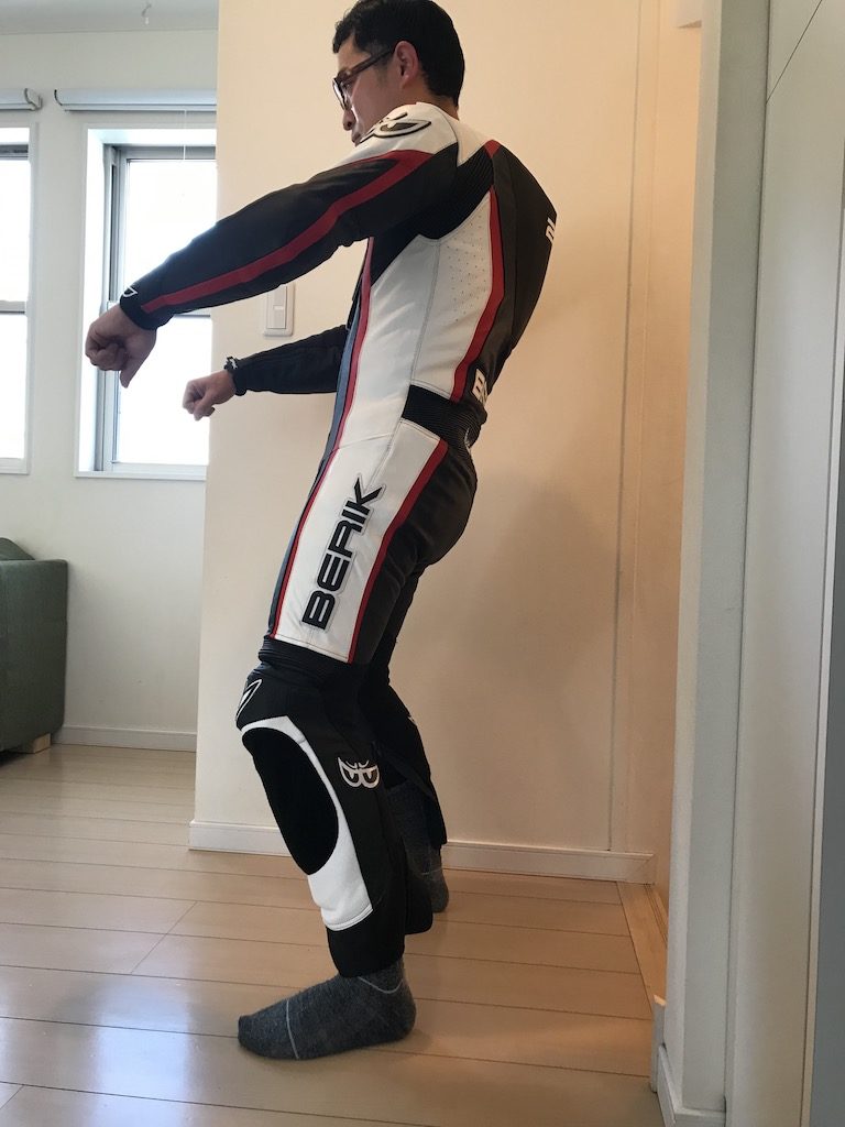 ベリック(BERIK)の革ツナギのライディンポジション左側