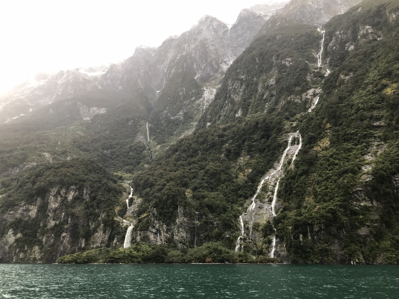 世界遺産 ミルフォードサウンドのフィヨルドに自然のすごさを知った日 ニュージーランドキャンピングカー旅行3日目 けんにい