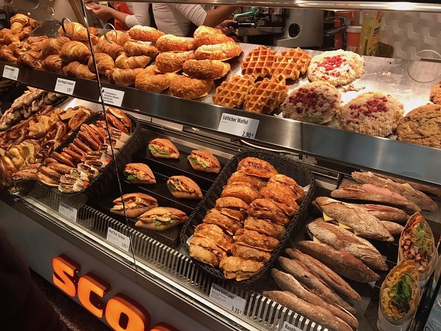 フランクフルト空港にあるコーヒーショップSCOOMはパンの品揃えが豊富